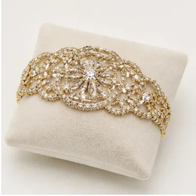 Pulseira dourada com roseta num expositor de joalharia