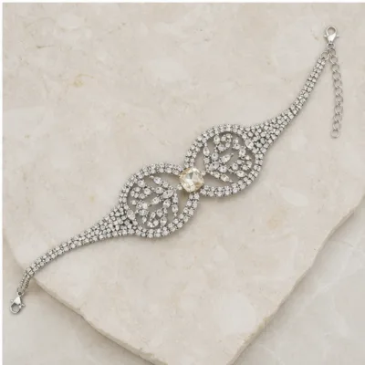 Pulseira prateada de 22 cm com fecho e corrente extensora
