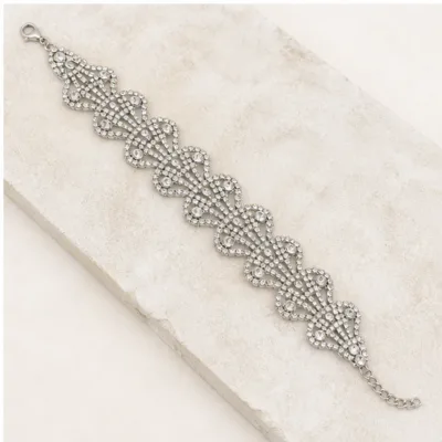 Pulseira prateada de 22 cm com fecho e corrente extensora