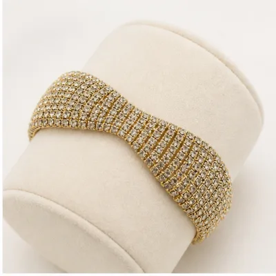 Pulseira dourada de zircónias num expositor de joalharia