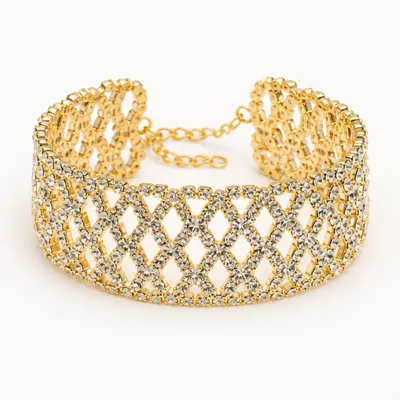 Pulseira larga dourada com treliça de zircónias