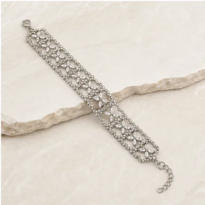 Pulseira prateada de 22 cm com fecho e corrente extensora