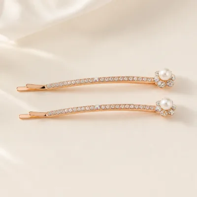 Conjunto de dois ganchos rosa-dourado com pérola e cristais