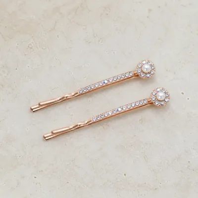 Ganchos rosa-dourado de duas pontas com pérolas e cristais em detalhe