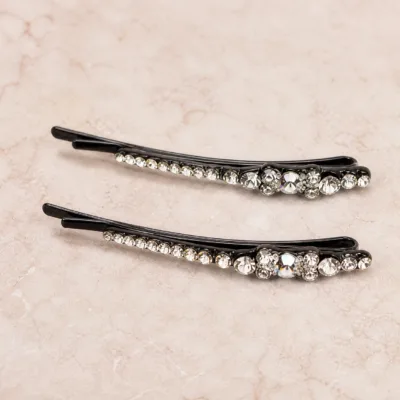Detalhe da linha de cristais em ganchos de cabelo pretos