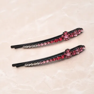 Detalhe do degradê de cristais transparentes rosa e rubi em ganchos pretos