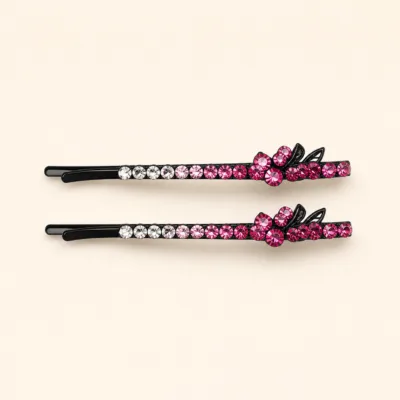 Conjunto de dois ganchos pretos com cristais rosa e motivo floral