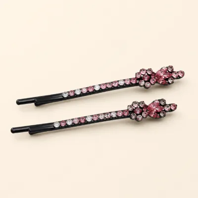 Conjunto de dois ganchos pretos com cristais rosa e motivo floral