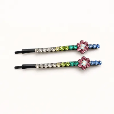 Conjunto de dois ganchos pretos com flor rosa e cristais coloridos