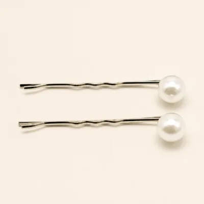 Conjunto de dois ganchos prateados com pérola branca grande