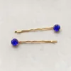 Conjunto de dois ganchos dourados com cristal azul