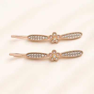 Conjunto de dois ganchos rosa-dourado com flor e strass