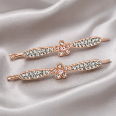 Ganchos rosa-dourado com folhas de strass sobre cetim