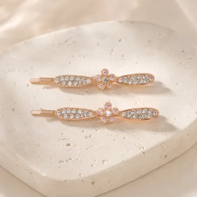 Par de ganchos com folhas de strass e flor de cristais