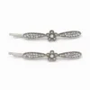 Conjunto de dois ganchos prateados com flor e strass