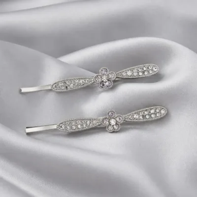 Ganchos prateados com folhas de strass sobre cetim