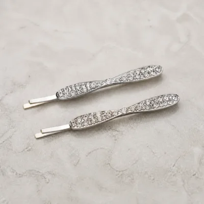 Ganchos prateados com laços finos e strass transparente