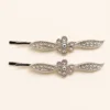 Conjunto de dois ganchos prateados com folhas e strass