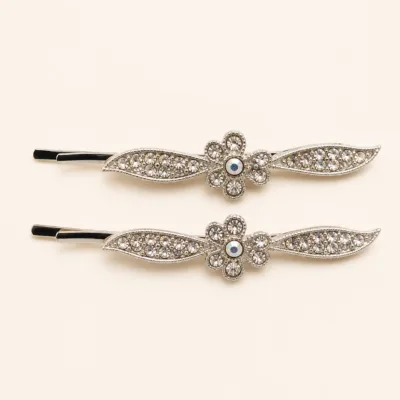 Conjunto de dois ganchos prateados com folhas e strass