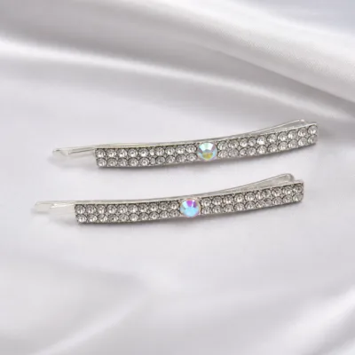 Ganchos prateados com duas filas de strass sobre cetim claro