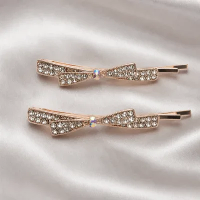 Par de ganchos com laço de strass rosa-dourado sobre cetim
