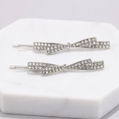 Par de ganchos com laço cruzado e strass transparente