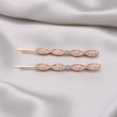 Ganchos rosa-dourado com folhas de strass sobre cetim
