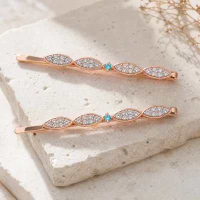 Par de ganchos com folhas de strass e cristal azul central