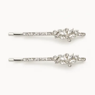 Conjunto de dois ganchos prateados com flor de cristais