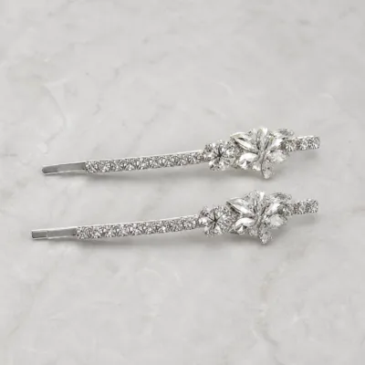 Ganchos prateados com cristais transparentes e ornamento floral