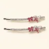 Conjunto de dois ganchos prateados com cristais multicor