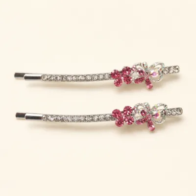 Conjunto de dois ganchos prateados com cristais multicor