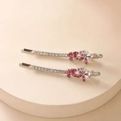 Dois ganchos prateados com ornamentos florais rosa