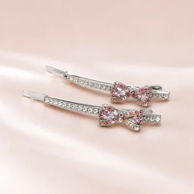 Ganchos prateados com cristais e laço rosa multicor