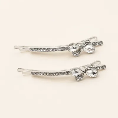 Conjunto de dois ganchos prateados com flor de cristais
