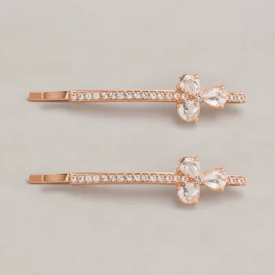 Conjunto de dois ganchos rosa dourado com flor de cristais