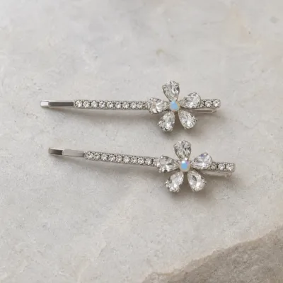 Ganchos prateados com flor de cinco pétalas em cristais transparentes