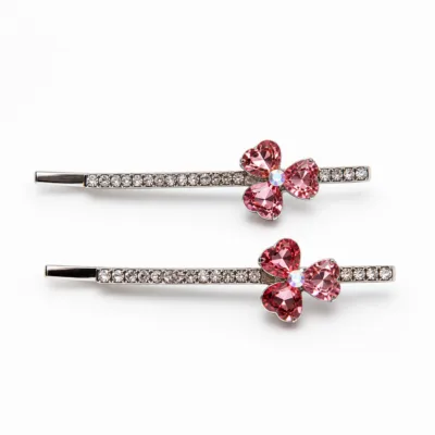 Ganchos prateados com flor rosa-rubi de três pétalas