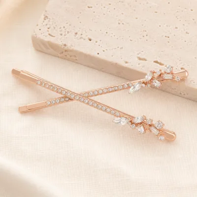 Par de ganchos de cabelo em ouro rosa com ornamento de cristais claros