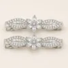Conjunto de dois ganchos prateados com flor e folhas de cristais