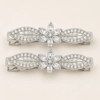 Conjunto de dois ganchos prateados com flor e folhas de cristais