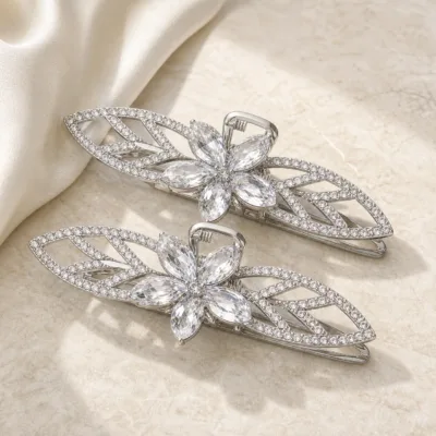 Ganchos largos prateados com flor central de cristais transparentes