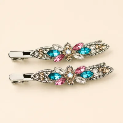 Conjunto de dois ganchos prateados com flor e cristais multicolores