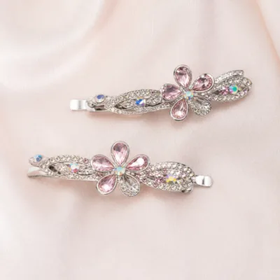 Par de ganchos prateados com cristais transparentes, rosa e multicolores