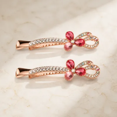 Conjunto de dois ganchos rosa-dourados com flor rosa e cristais multicolores
