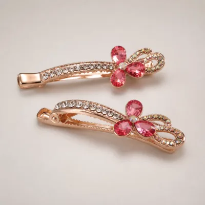 Ganchos largos rosa-dourados com flor de quatro pétalas rosa e vermelhas