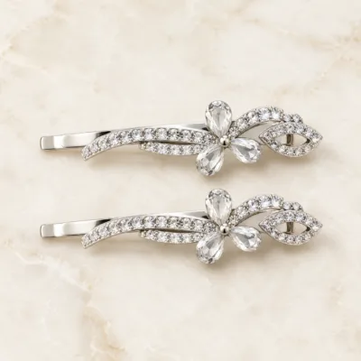 Conjunto de dois ganchos prateados com flor e folhas de cristais
