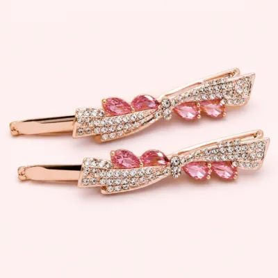 Ganchos largos rosa-dourados com cristais rosa e folhas brilhantes