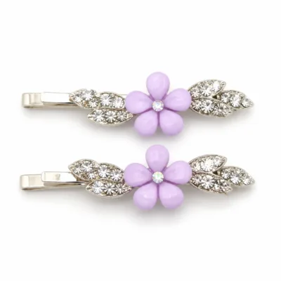 Conjunto de dois ganchos prateados com flor lilás e cristais