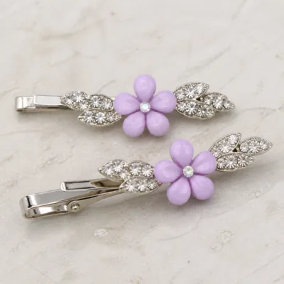 Detalhe dos ganchos de flor em resina e folhas com cristais
